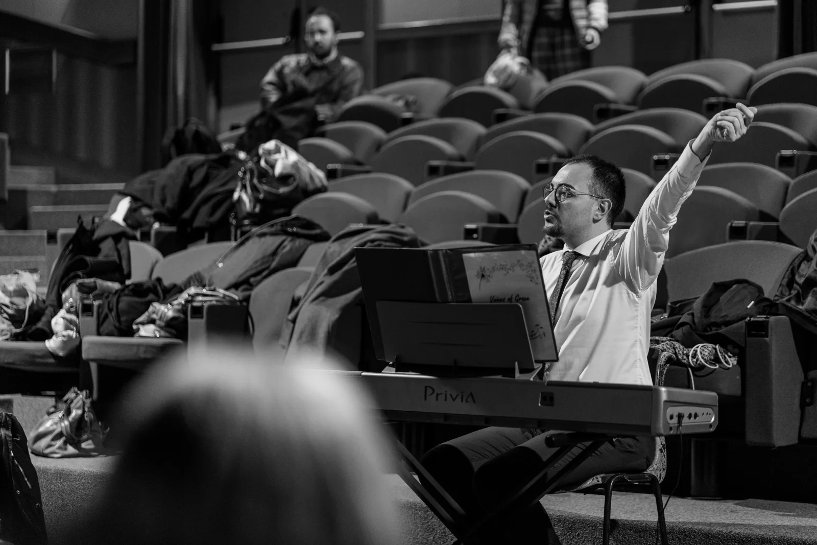 Alberto Annarilli dirige al pianoforte